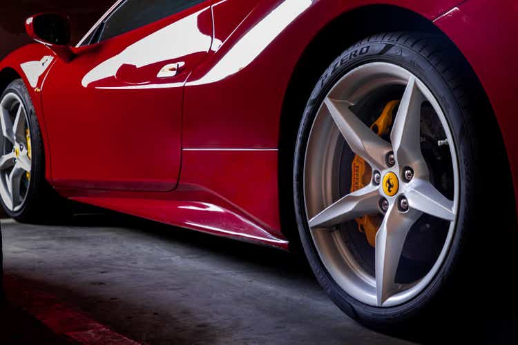 Primo passo della Ruota dell"Auto Sportiva Ferrari Rossa. La Ferrari è un " auto sportiva italiana.