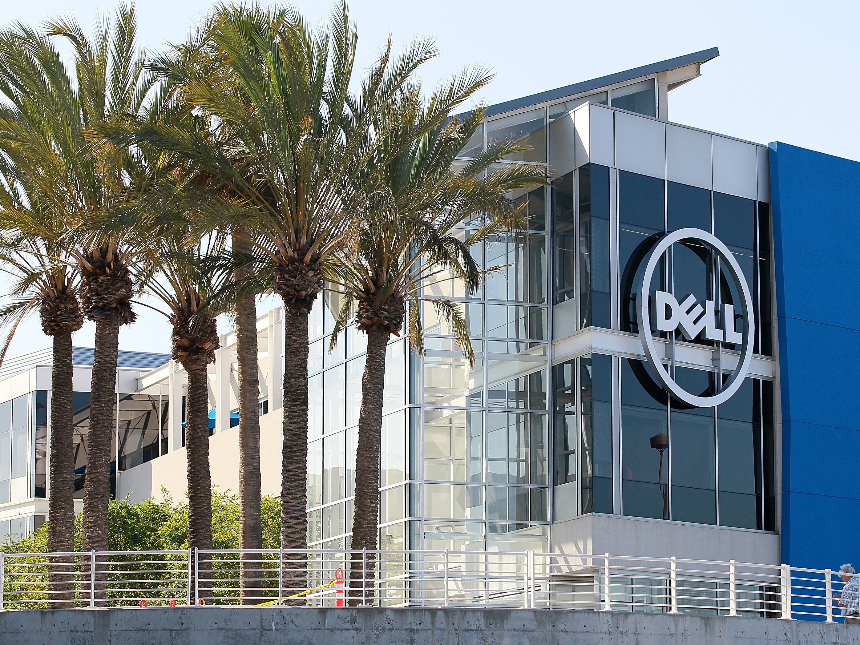 Why did Dell stock plummet today? Weak guidance causes pain (NYSE:DELL) |  Seeking Alpha