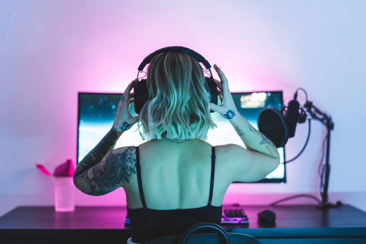 Female gamer putting her headphones on