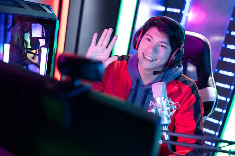 Junger asiatischer Cyber-Sportspieler