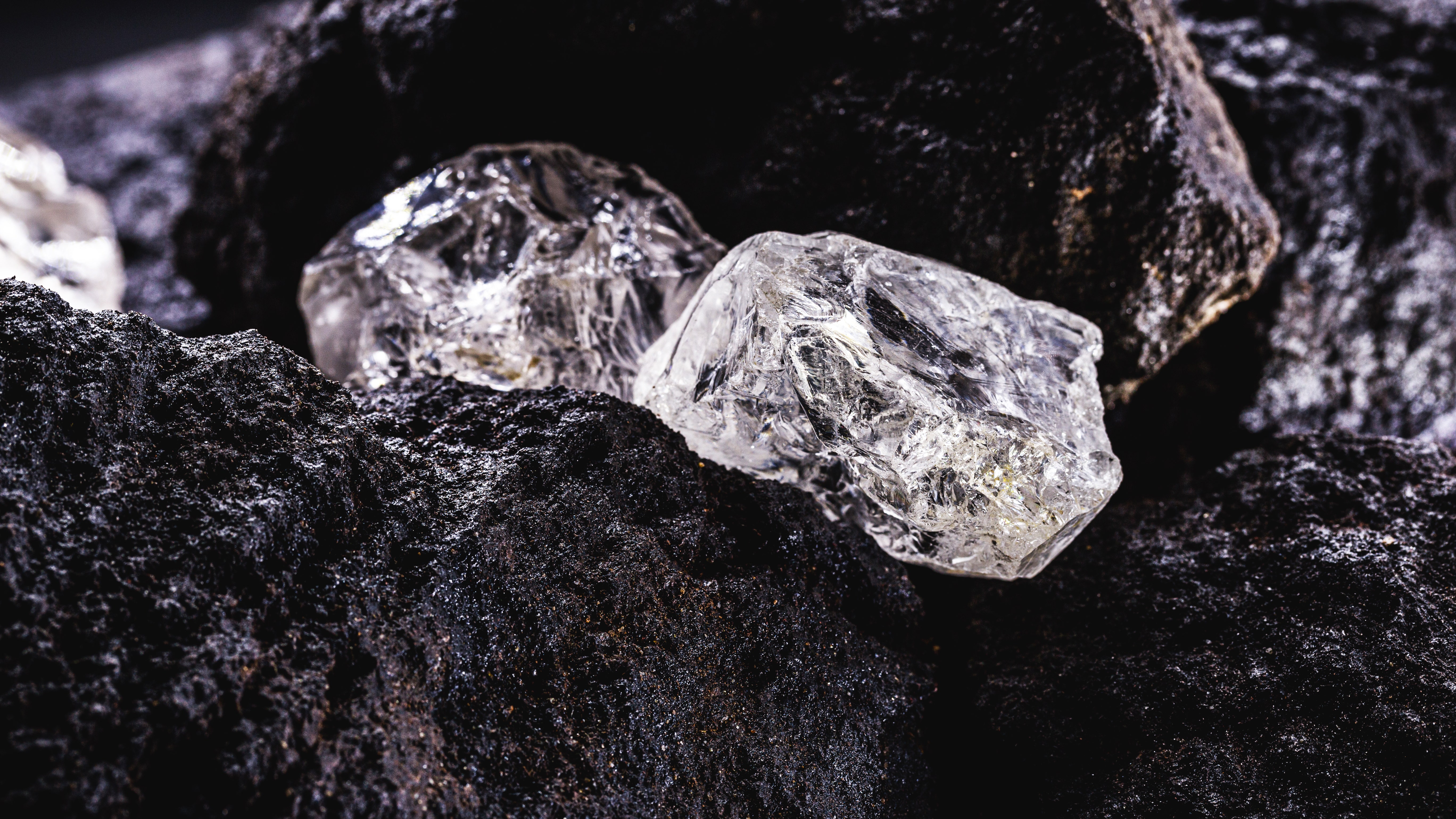 De Beers curbs diamond supply as earnings drop