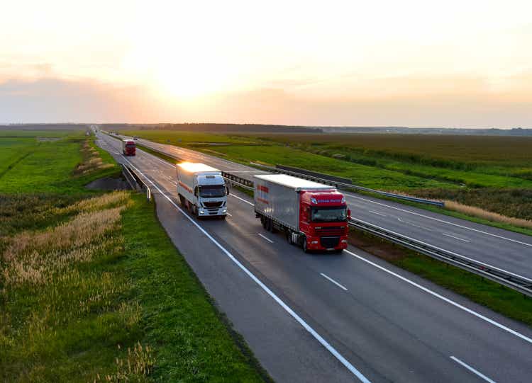 Camion semirimorchio DAF e IVECO alla guida in autostrada