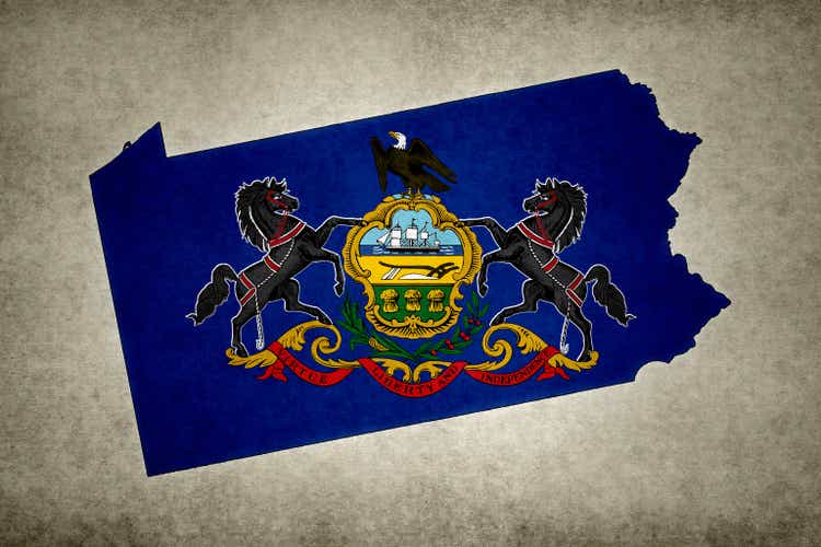 De kaart van Grunge van de staat Van Pennsylvania met zijn vlag die binnen wordt gedrukt