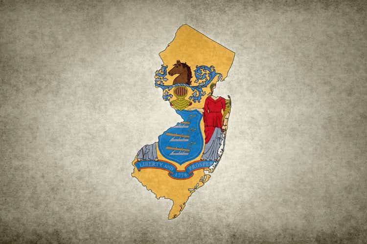 De kaart van Grunge van de staat van New Jersey met zijn vlag die binnen wordt gedrukt