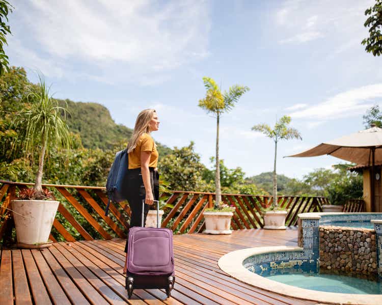 Giovane donna che arriva in un resort tropicale per le sue vacanze