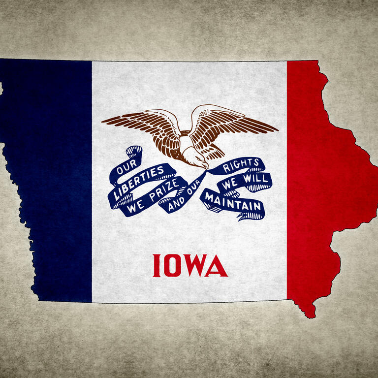 Grunge kaart van de staat Iowa met zijn vlag die binnen wordt gedrukt