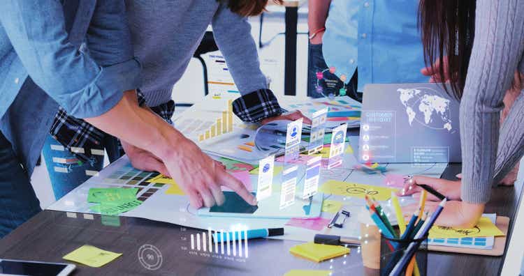 Nahaufnahme ux Entwickler und ui Designer verwenden Augmented Reality App Brainstorming über mobile Schnittstelle Wireframe-Design auf dem Schreibtisch im modernen Büro. Kreative digitale Entwicklungsagentur