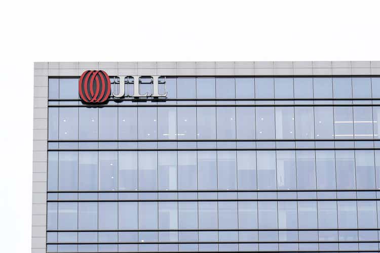 A sign for Jones Lang LaSalle Incorporated (<span class='ticker-hover-wrapper'>NYSE:<a href='https://seekingalpha.com/symbol/JLL' title='Jones Lang LaSalle Incorporated'>JLL</a></span>) on a building in Pittsburgh.