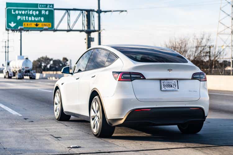 Tesla Model Y die op de snelweg reist