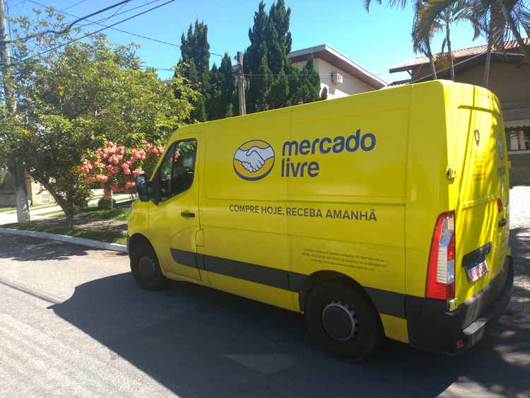 van from the Mercado Livre company delivers products purchased over the Internet