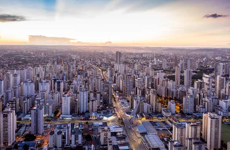 Pôr do sol com edifícios no setor oeste de Goiânia, Goiás, Brasil,