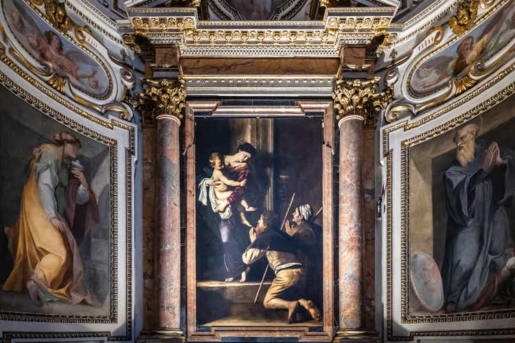 Pala d"altare con la Madonna di Loreto del maestro barocco italiano Caravaggio nella Cappella Cavalletti della Chiesa di S. Agostino a Campo Marzio nei pressi di Piazza Navona a Roma