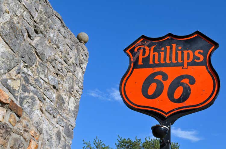 Cartello Phillips 66 vintage in un ex distributore di benzina a Spencer, Missouri