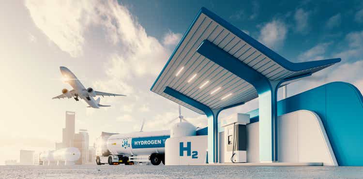 Zukunft der Wasserstoffenergie. Wasserstoff-Tankstelle mit LKW, Jet und Stadt im Hintergrund. 3D-Rendering.