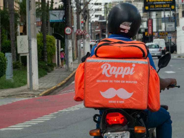 motorcyclist with a thermal bag from the company Rappi, for delivery in fast food. Competitor of Ifood, James and Uber Eats.