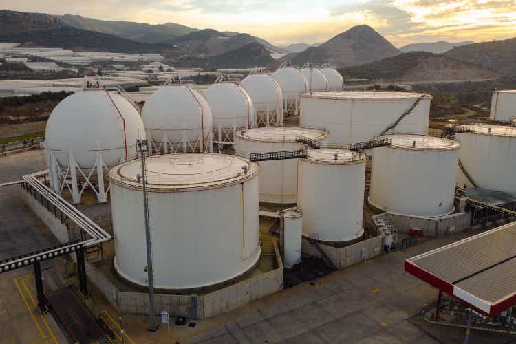 Storage tanks for liquefied natural gas