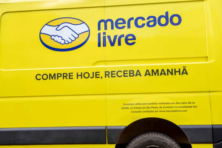 Mercado Livre van delivers products