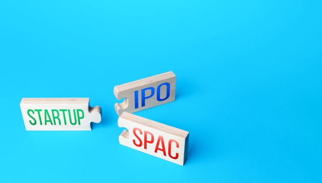 Choice between two puzzle connections. Simplified listing entry of a business startup to stock exchange using SPAC (Special purpose acquisition company) or IPO. Simplified listing of company