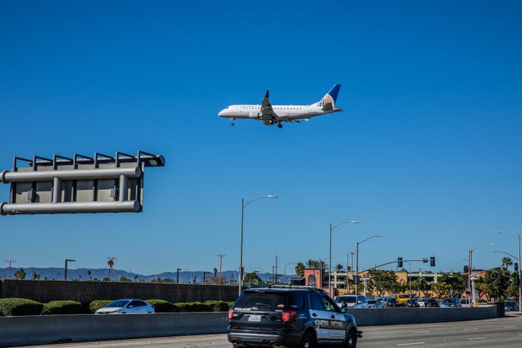 Embraer E175 United Airlines landing in LAX - Tom Bradley International Airport
