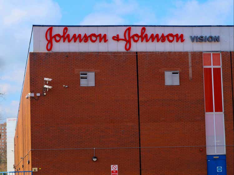 Das Bürogebäude der Johnson & Johnson Vision in London.
