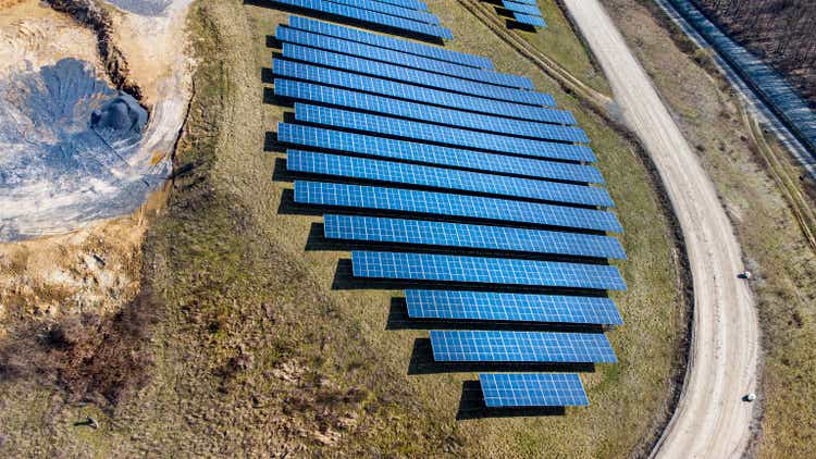 Солнечные панели - солнечная электростанция - вид с воздуха