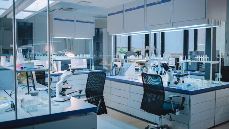 Modernes Empty Biological Applied Science Laboratory mit technologischen Mikroskopen, Glasprüfrohren, Mikropipetten und Desktop-Computern und Displays. PCs laufen ausgeklügelte DNA-Berechnungen.