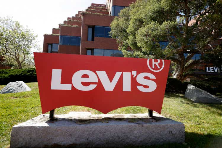 Levi"s Posts Positive 1st Quarter Earnings