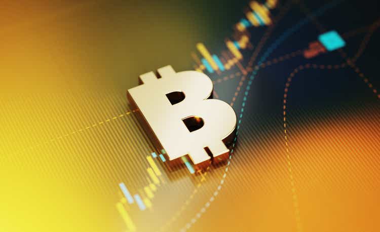 Investerings- og finanskoncept - bitcoin-symbol, der sidder på en gul finansiel diagrambaggrund