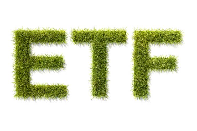 Зеленая трава буквы ETF изолированы на белом с тенью. Концепция биржевых фондов, инвестирующих по стандартам ESG (экологическое социальное уп�