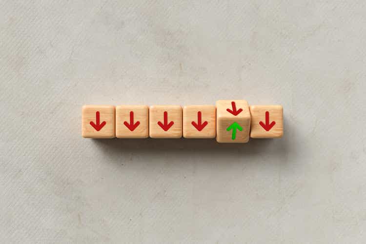 Up and down red and green arrows on wooden cubes"n - 3d illustration