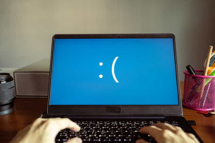 Laptop computer showing its screen with blue screen when it has a system error