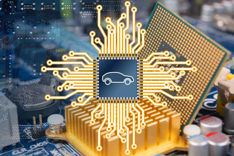 Illustrazione che rappresenta un circuito stampato e un chip per auto.