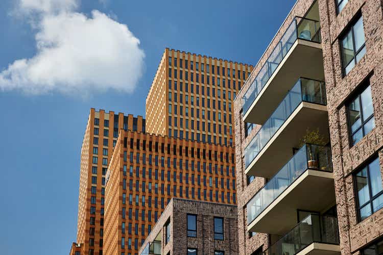 Zakenwijk met hoge moderne kantoorgebouwen op Amsterdam Zuid