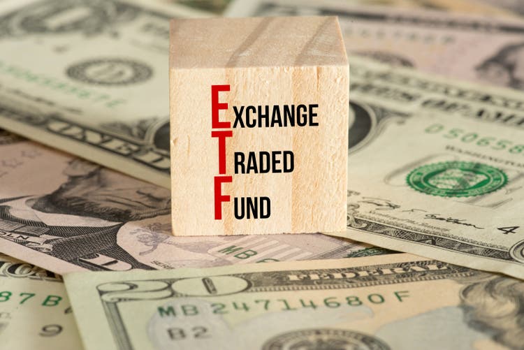 Долларовые банкноты и индексные фонды ETF