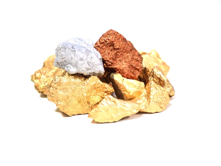 gouden erts, reusachtige gouden edelstenen op witte achtergrond, edelsteen