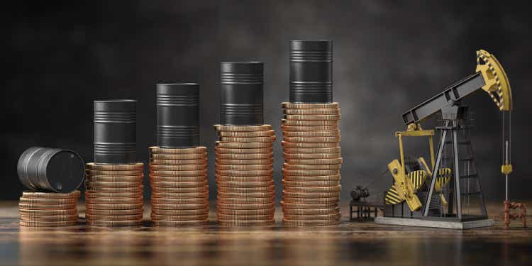 Ölfässer auf Stapel von goldenen Münzen und Ölpumpe Klinke. Wachstumsanstieg der Ölpreise und Wachstum des Förderkonzepts.