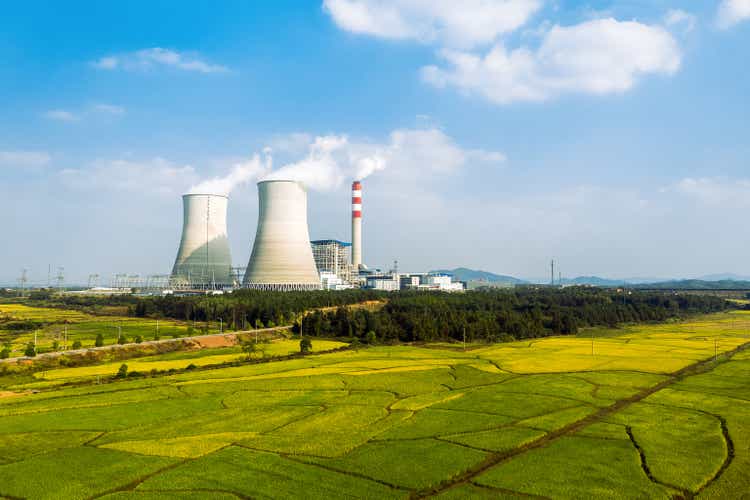 Schemeringsfoto van elektriciteitscentrale, elektriciteitscentrale en lucht