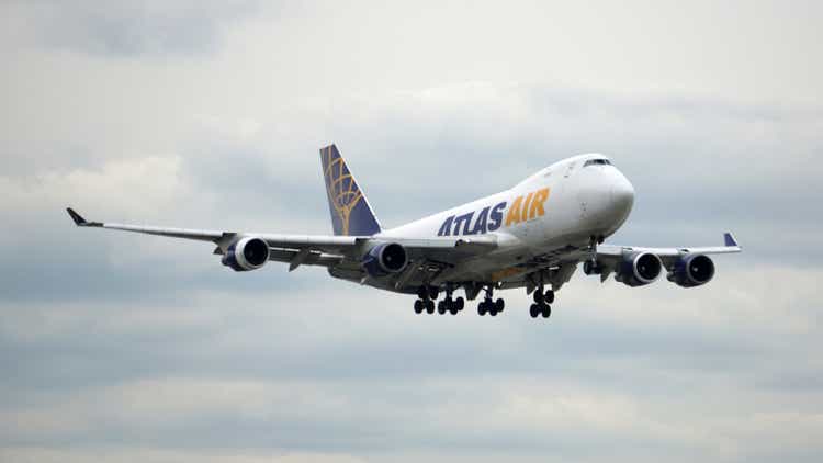 Atlas Air Boeing 747 vrachtvliegtuig landt op Chicago O"Hare