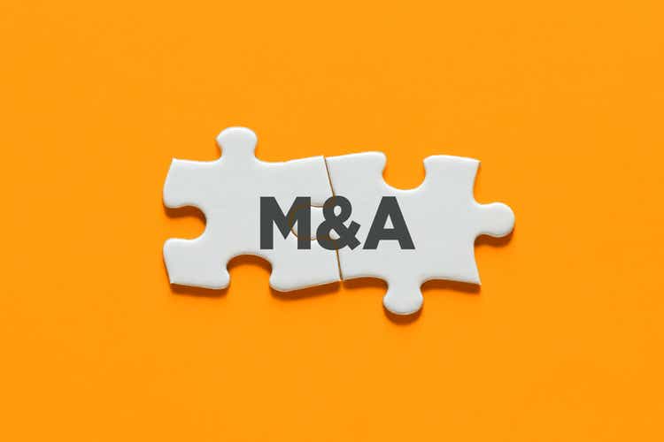 Cut the connected puzzle with the abbreviation of M & A. Integration and acquisition in business