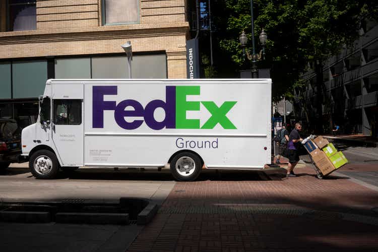 FedEx pre-announcement fuels declines for transportation peers (NYSE ...