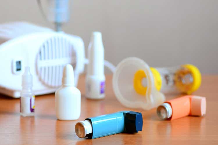 Equipo médico y medicamentos para el tratamiento bronquial para el asma. Nebulizador de inhalación de aerosol, inhalador médico de aerosol para el asma, espaciador, nebulosa, antiinflamatorios para controlar el asma. Cura para el asma bronquio, concepto