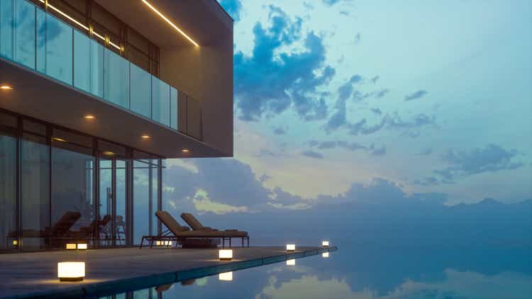 Modernes Luxushaus mit privatem Infinity-Pool in der Abenddämmerung
