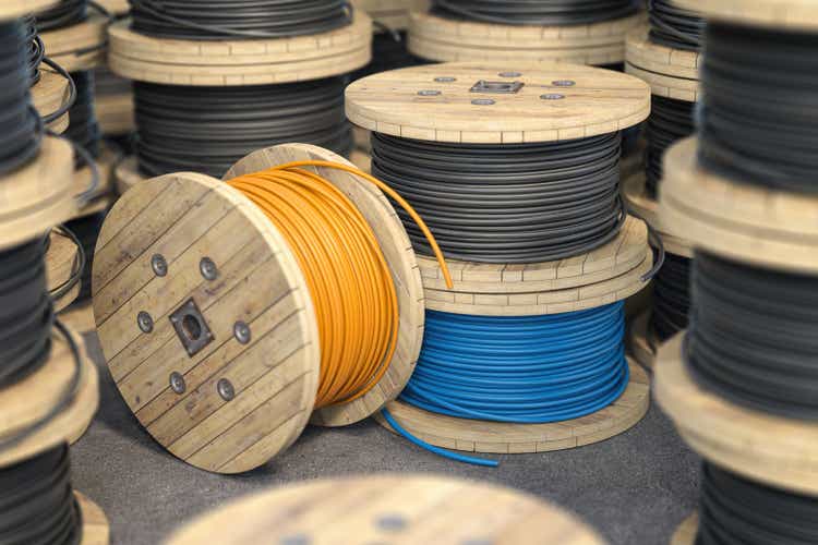 Cable eléctrico de alambre en bobina de madera o carrete aislado en el almacén.