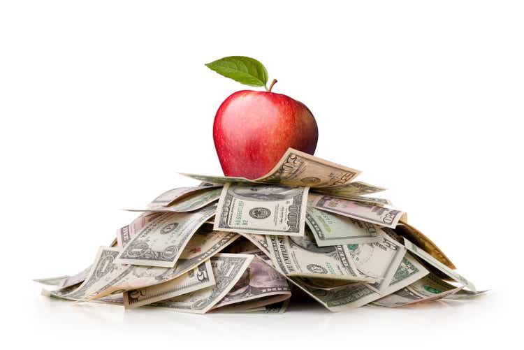 Apple auf einem Haufen Dollar-Scheine
