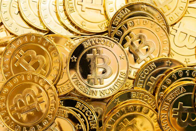 Fondo de criptomoneda Bitcoin.  Un montón de bitcoin dorado, moneda digital