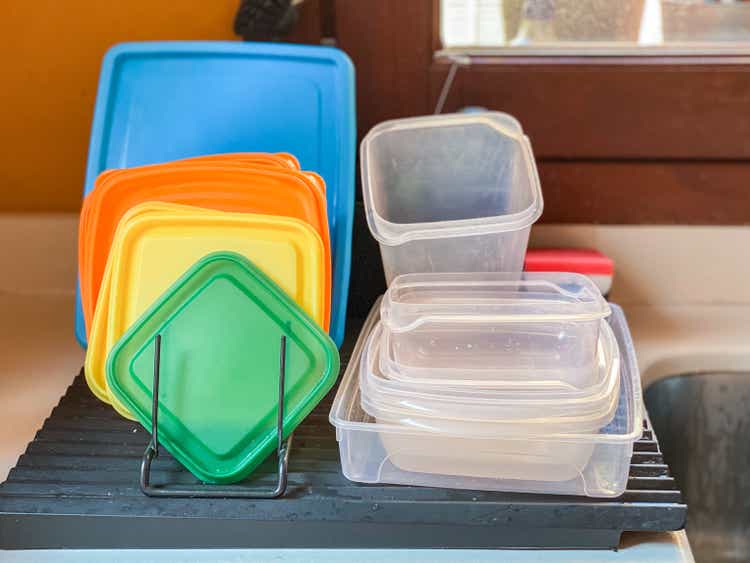 clean plastic containers ready to use
