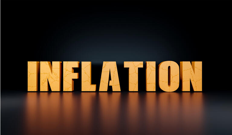 Le mot Inflation en trois dimensions en jaune.  Surface en béton et fissuré, en jaune, reföection au sol.  Le fond en noir.