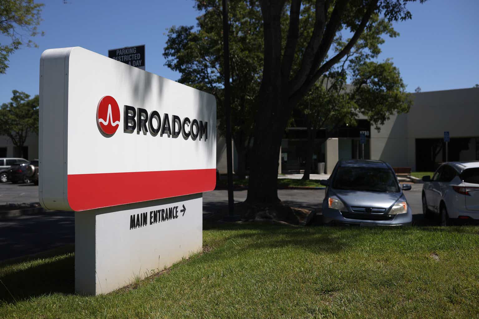 Broadcom: Strong Growth Catalysts; Stock Undervalued (NASDAQ:AVGO)