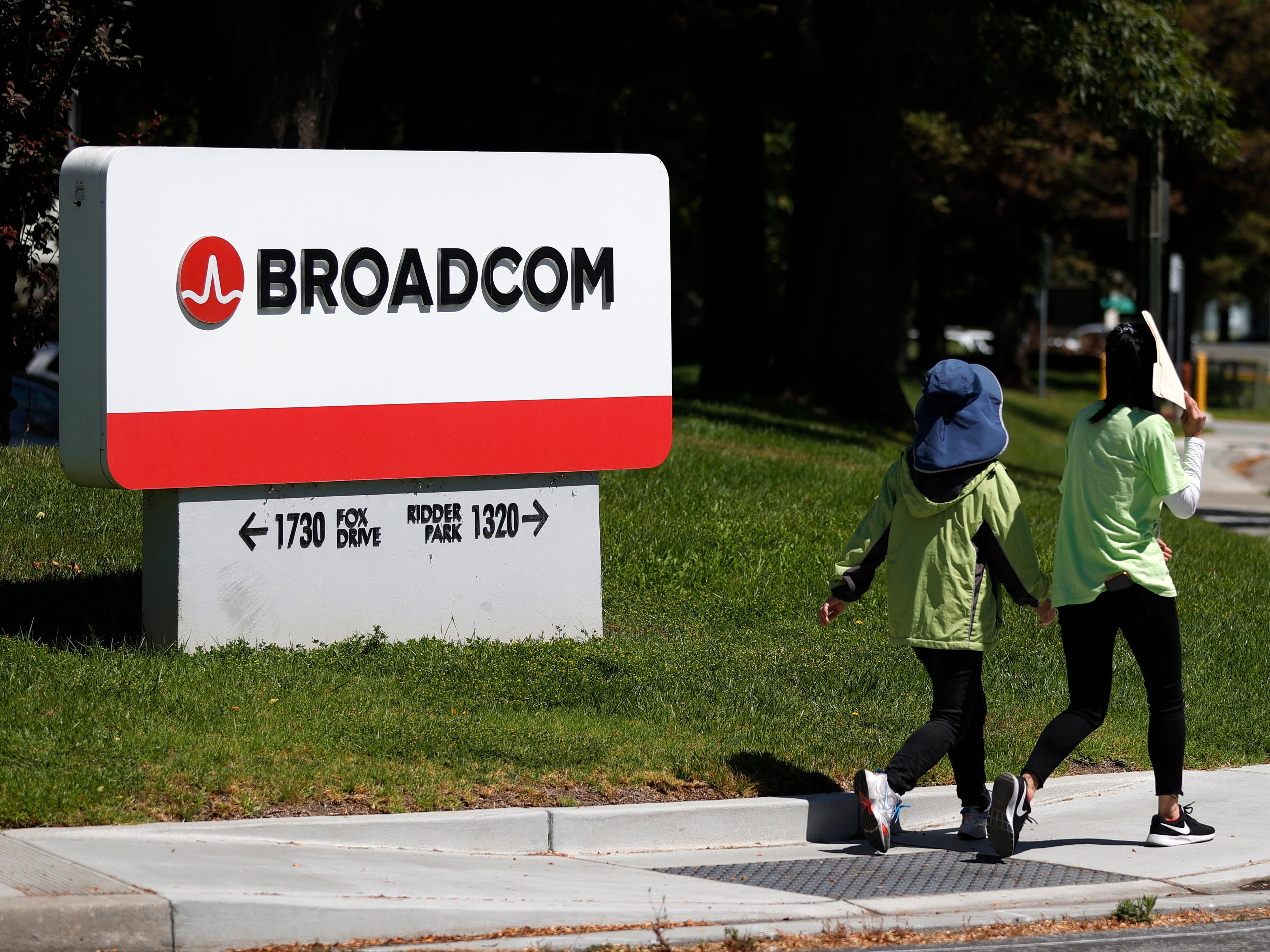 Broadcom upgraded to Outperform due to its AI infrastructure: TD Cowen |  Seeking Alpha