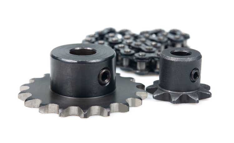 Driving industrial roller chain and sprockets on a white background.